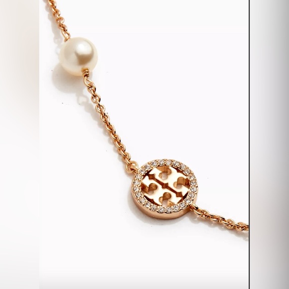 NWT Authentic Luxury Minimalist Tory Burch Crystal Pearl Logo Necklace - Picture 5 of 17